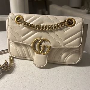 Gucci “GG Marmont matelassé mini bag” in white leather. Comes with dust bag.